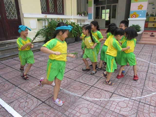 Hình ảnh sinh động: Các bé vui đùa trong trò chơi lùa vịt