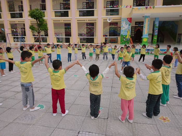 Khoảnh khắc vui nhộn: Các bé thi đua trong trò Mèo đuổi chuột