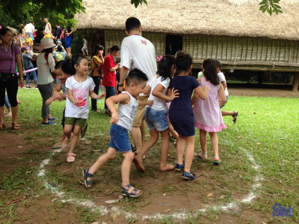 Hình ảnh đáng yêu: Những chú 'vịt con' trong trò chơi lùa vịt