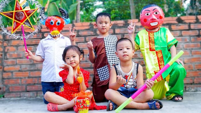 Khoảnh khắc đáng yêu: Những chiếc đèn lồng lung linh trong đêm trăng