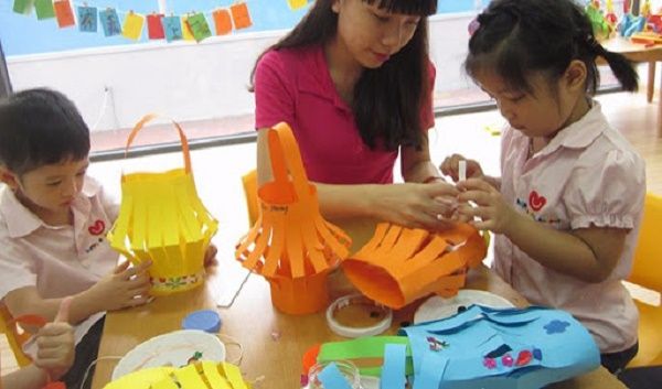 Khoảnh khắc đáng yêu: Các bé trưng bày thành phẩm đèn lồng tự làm