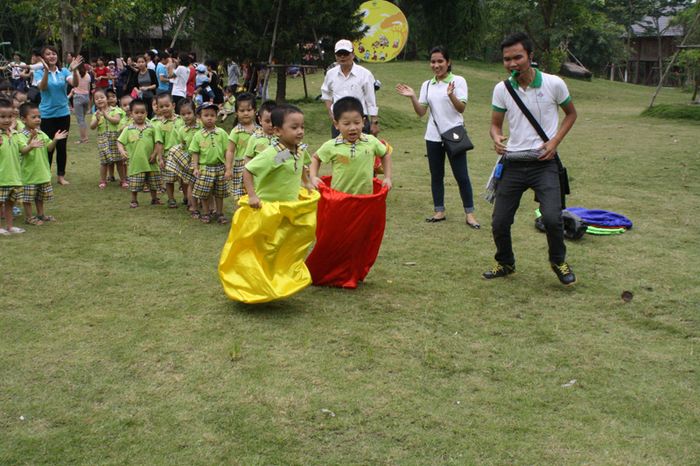 Khoảnh khắc vui nhộn: Các bé thi nhảy bao bố với nụ cười rạng rỡ