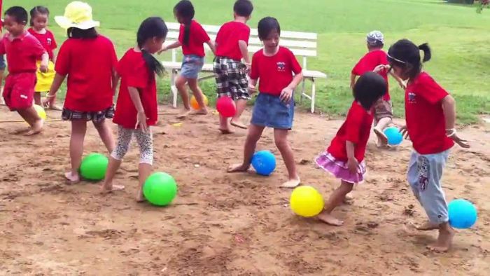 Khoảnh khắc đáng yêu khi các bé thi đấu Đạp bóng bay