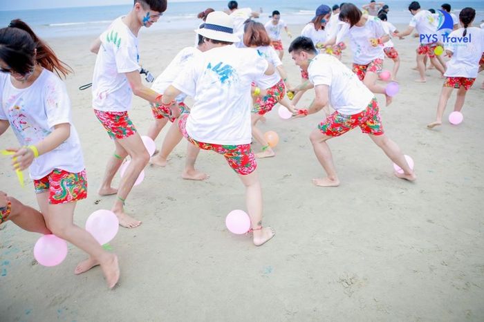 Khoảnh khắc vui nhộn: Các bé thi đấu đạp bóng bay trong đêm trung thu