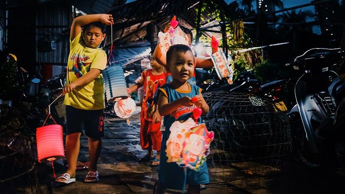 Hình ảnh rực rỡ: Đoàn rước đèn ông sao sáng cả con đường