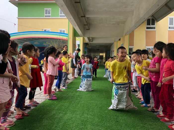 Khoảnh khắc đáng nhớ: Những bước nhảy ngộ nghĩnh trong bao bố
