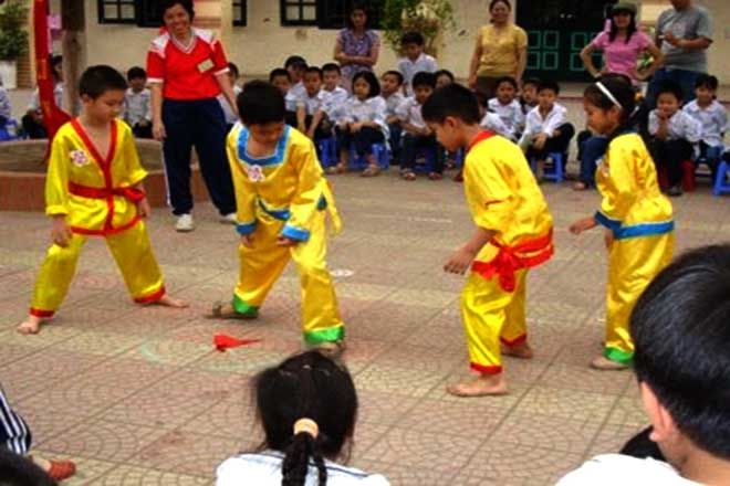 Khoảnh khắc vui nhộn: Các bé thi đấu trò cướp cờ đầy hào hứng