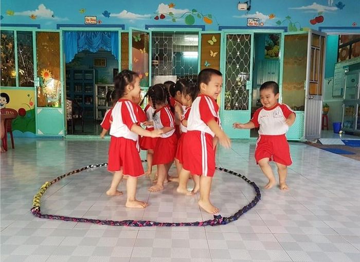Khoảnh khắc vui nhộn: Các bé hào hứng tham gia trò lùa vịt
