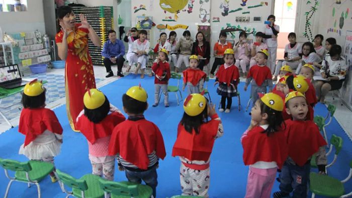 Ảnh minh họa: Học sinh nhớ về cô giáo cũ (Nguồn: Internet)