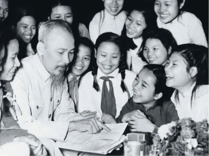 Khoảnh khắc ấm áp - Bác Hồ với thiếu nhi