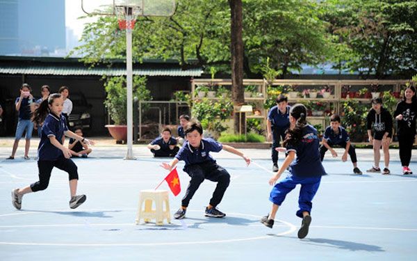 Hình ảnh đáng yêu: Những nụ cười rạng rỡ khi chơi cướp cờ