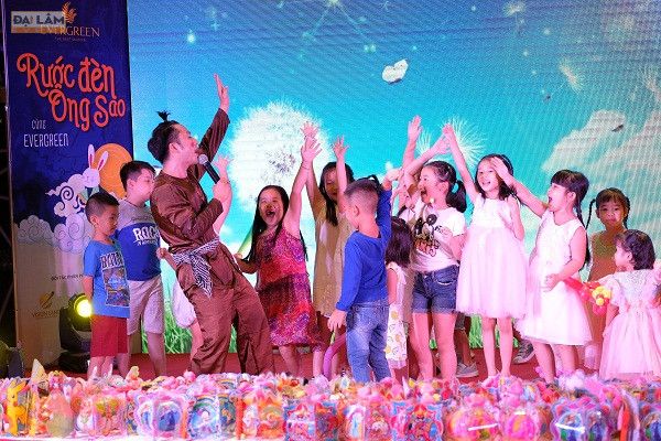 Hình ảnh rực rỡ: Những điệu múa lân vui nhộn trong đêm hội