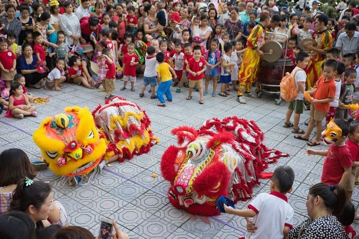 Hình ảnh sống động: Đoàn lân rực rỡ trong đêm Trung thu