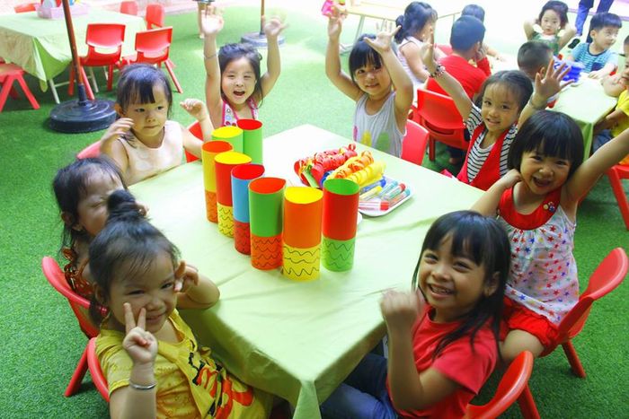 Hình ảnh ấm áp: Các bé chăm chú làm đèn lồng Trung thu