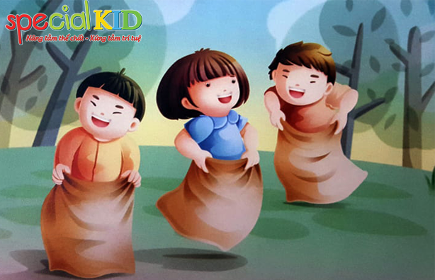 Hình ảnh vui nhộn: Các bé thi đấu nhảy bao bố đầy hào hứng