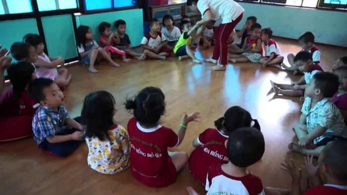 Ảnh minh họa: Bé học giữ vệ sinh cùng cô giáo (Nguồn: Internet)