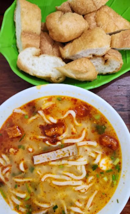 Hình ảnh không gian quán Bánh Canh Cá Lóc Bà Kỷ ấm cúng