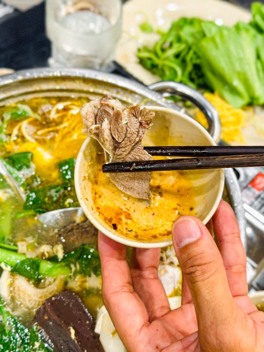 Không gian ấm cúng tại Lẩu Bò Gốc - Ảnh 2