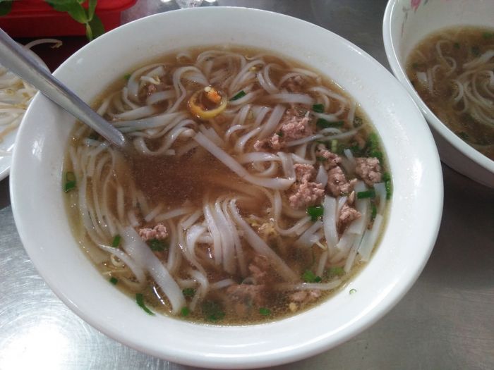 Những tô phở thơm ngon và đầy ắp nguyên liệu tại Phở A Lý