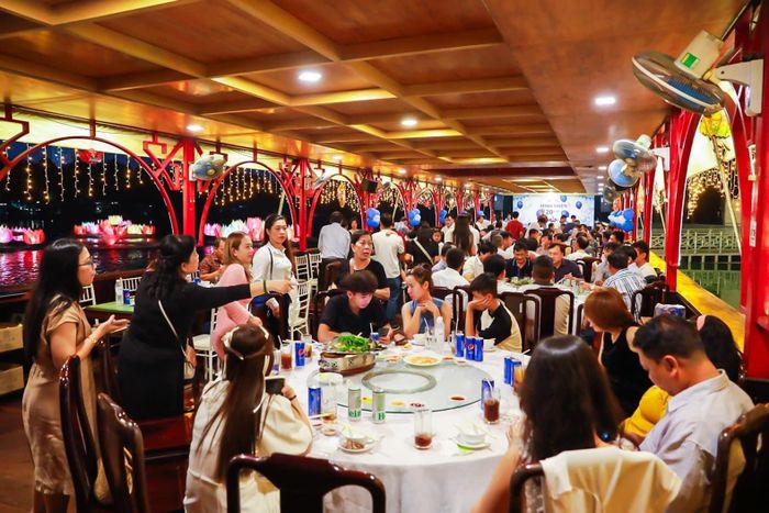 Khách thưởng thức bữa ăn tại nhà hàng - ảnh 3