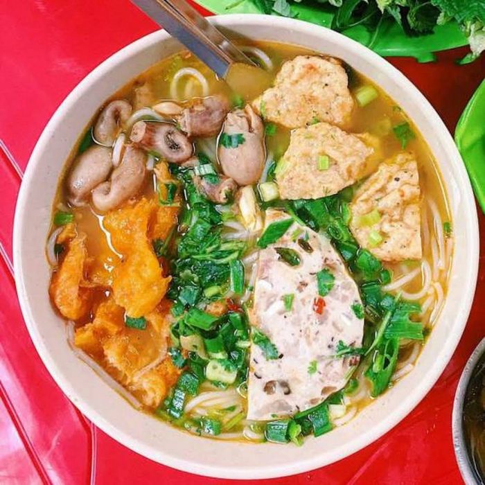 Phở Gánh ảnh 1 - Tác phẩm nghệ thuật ẩm thực: tô phở bốc khói nghi ngút với thịt chín mềm, tái hồng tươi, hành lá xanh mướt trên nền nước dùng vàng ươm.
