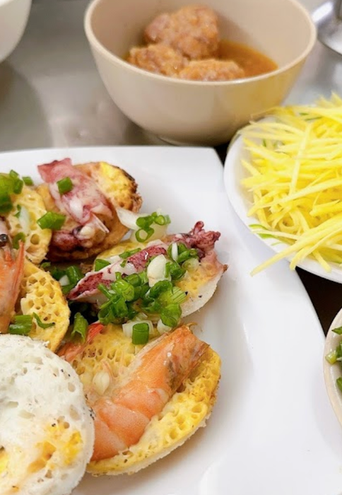 Những chiếc bánh căn vàng ươm hấp dẫn tại quán Cô Tư