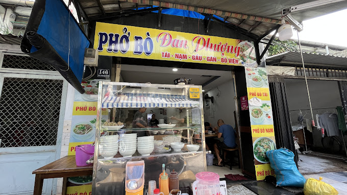 Hình ảnh không gian ấm cúng và phục vụ tại Phở bò Đan Phượng