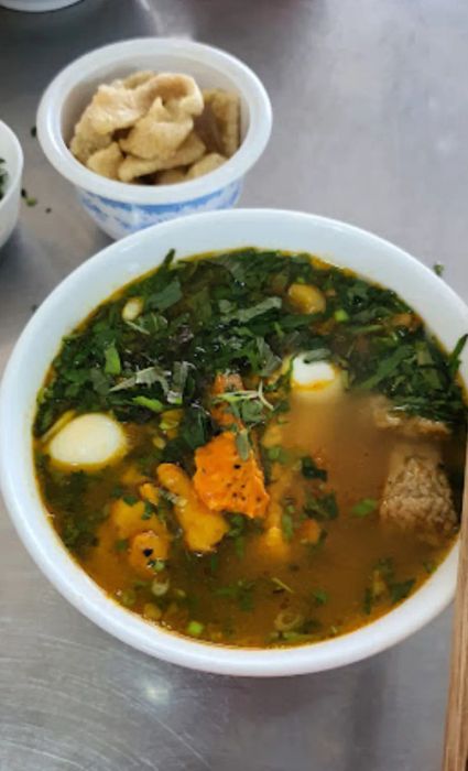 Hình ảnh tô bánh canh cá lóc Gì Vân với màu sắc bắt mắt