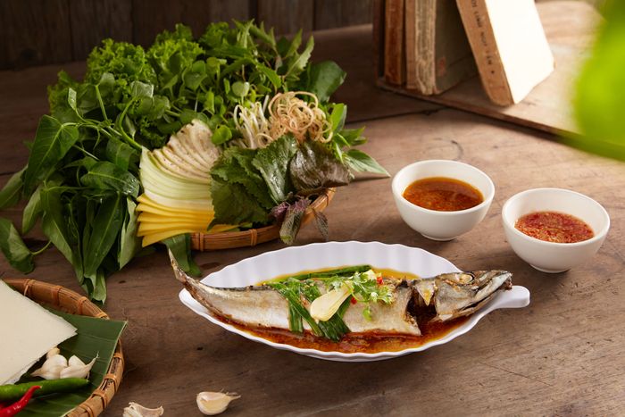 Cá nục cuốn rau tươi ngon
