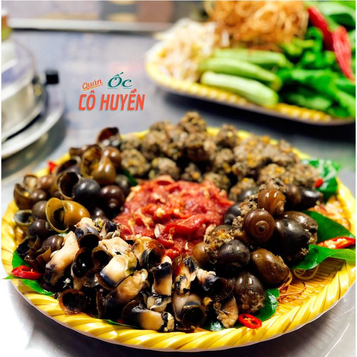 Không gian ấm cúng và những món ngon đặc sắc tại ỐC & Lẩu cô Huyền