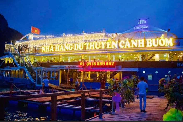 Khoảnh khắc lãng mạn tại Nhà Hàng Du Thuyền Cánh Buồm