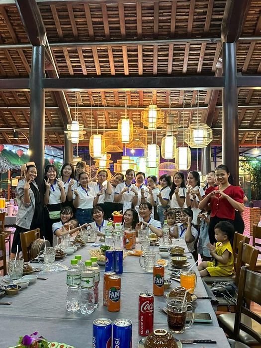 Khách thưởng thức bữa ăn tại nhà hàng
