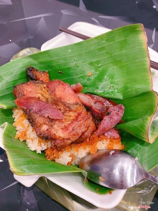 Xôi Gà Bà Chiểu ảnh 2 - Khoảnh khắc ẩm thực đầy màu sắc, nơi những phần xôi vàng óng được phủ đầy ruốc hồng, điểm xuyết miếng gà chiên giòn bóng cùng nước sốt ánh nâu quyến rũ.