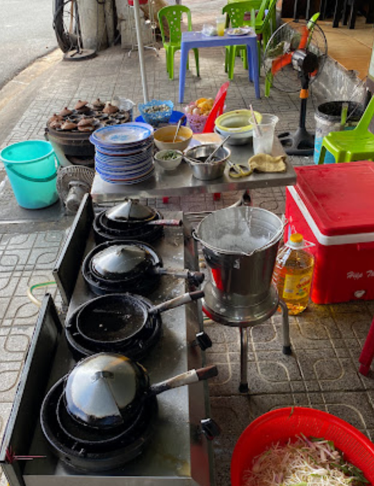 Không gian ẩm cúng đậm chất đường phố tại quán Cô Tư