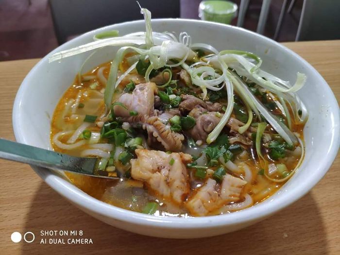 Hình ảnh tô bánh canh đặc biệt tại quán Mợ Tèo