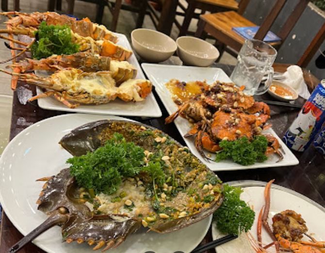 Không gian sang trọng và món ngon tại Ốc Phố - Hải sản tươi sống