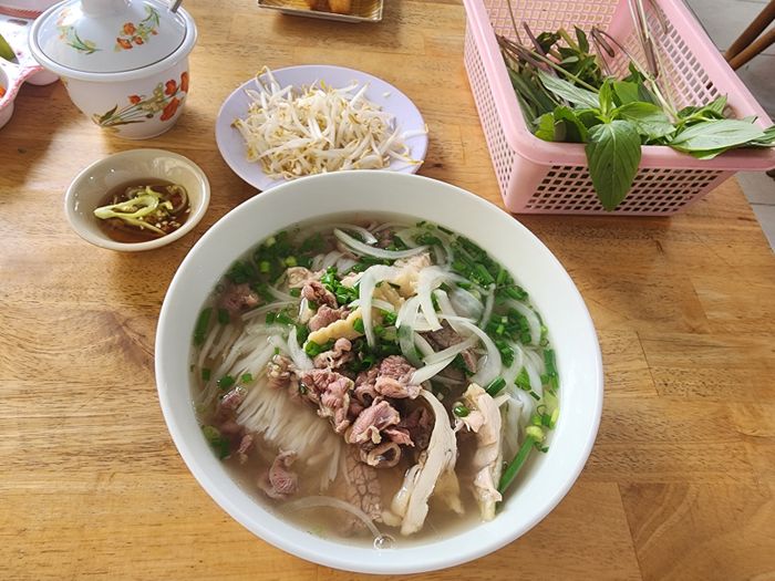 Không gian ấm cúng và tô phở đặc trưng tại Phở Phát