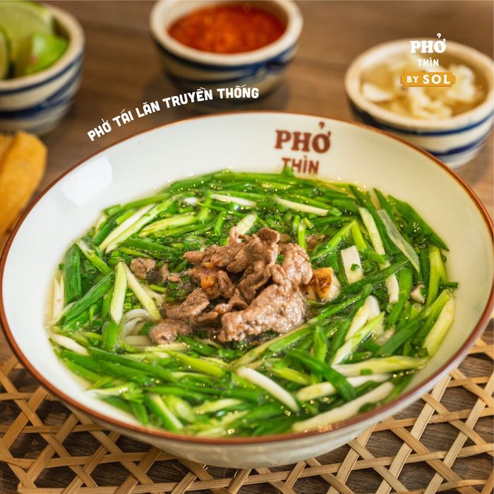 Hình ảnh tô phở tái lăn thơm ngon đặc trưng tại Phở SOL