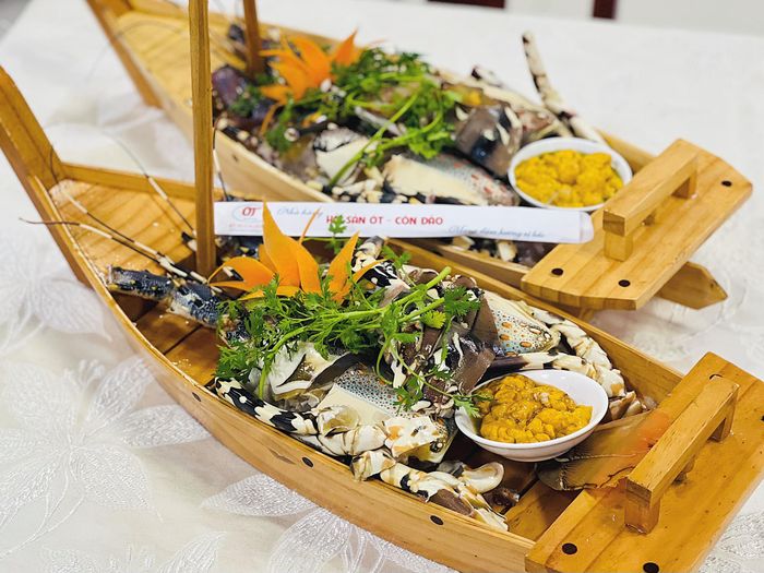 Không gian ấm cúng và món ngon đặc trưng tại Ớt-Restaurant