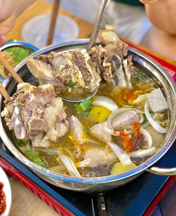 Không gian thưởng thức lẩu bò - Ảnh 2