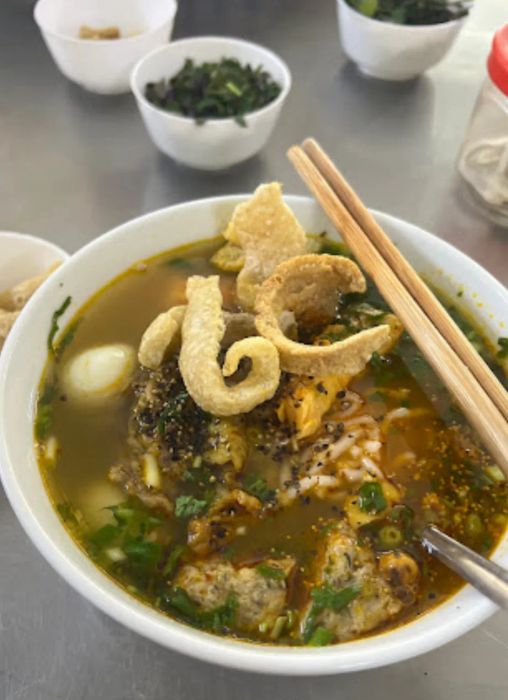 Không gian ấm cúng tại quán Bánh canh cá lóc Dì Quý