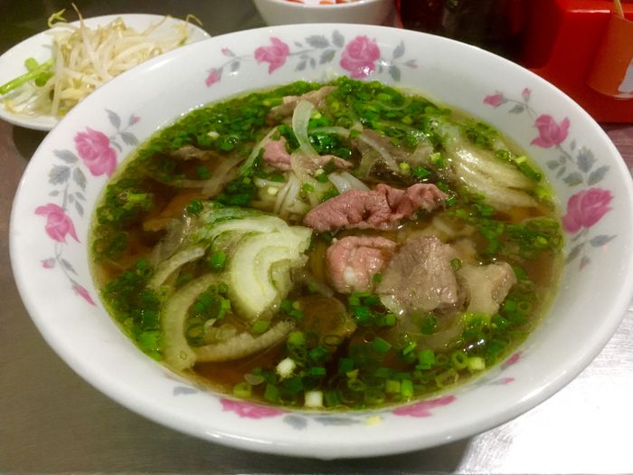 Không gian ấm cúng và tô phở đặc trưng tại Phở A Lý