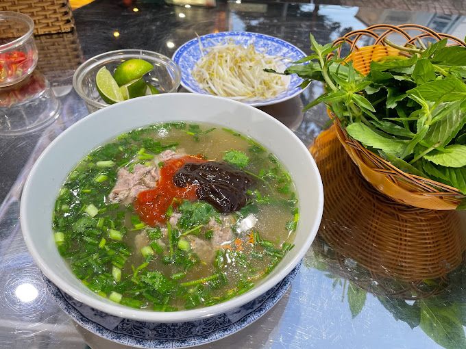 Hình ảnh tô phở thơm ngon đặc trưng tại Phở Mong