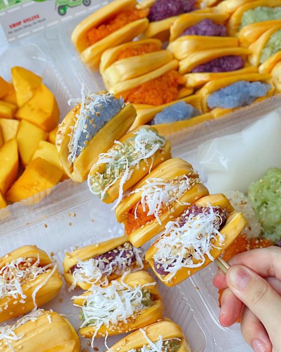 Xôi Mít Sì Gòn ảnh 1 - Bức tranh sống động về những phần xôi mít rực rỡ sắc màu, nơi từng lớp xôi dẻo mịn ôm lấy múi mít vàng ươm, điểm xuyết dừa sợi tinh tế.