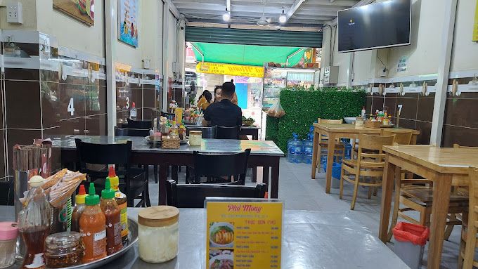 Hình ảnh không gian ấm cúng và phục vụ tại Phở Mong