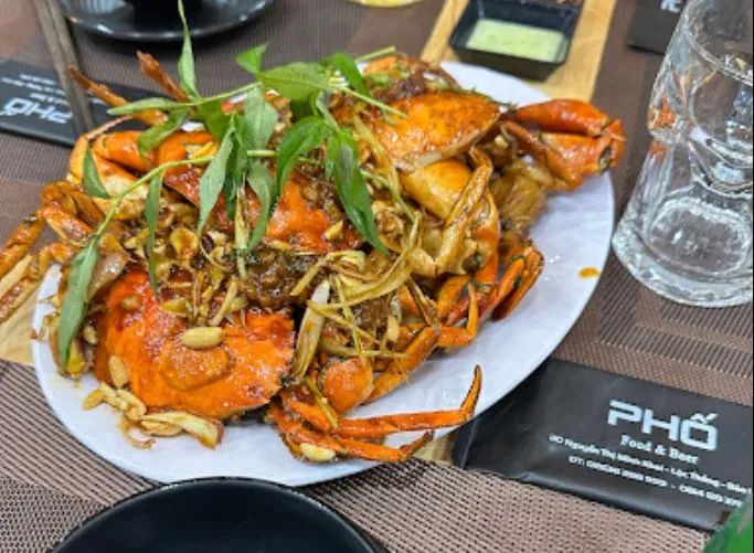 Không gian nhộn nhịp tại Phố Food & Beer