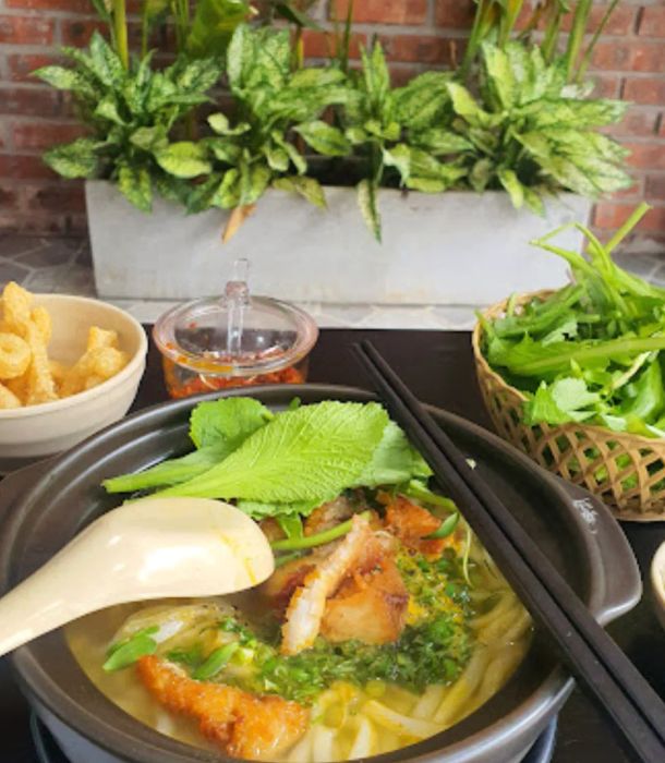Hình ảnh tô bánh canh cá lóc Thành Anh với nước dùng sóng sánh