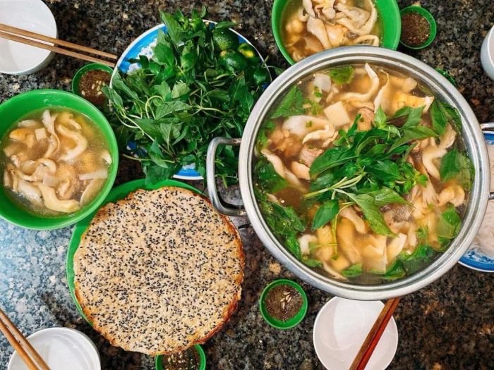 Nồi lẩu gà lá é nghi ngút khói thơm lừng (Nguồn: Tổng hợp)