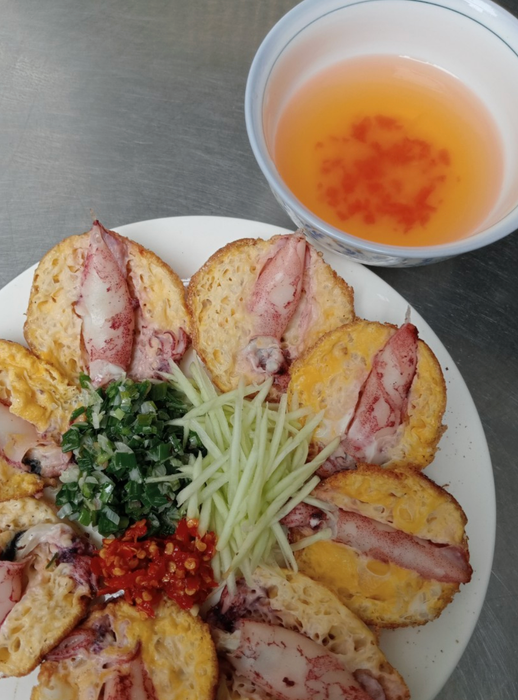 Những chiếc bánh căn vàng ruộm hấp dẫn tại số 8 Phan Đình Phùng