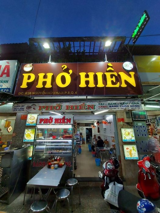 Hình ảnh không gian ấm cúng và tô phở đặc trưng tại Phở Hiền